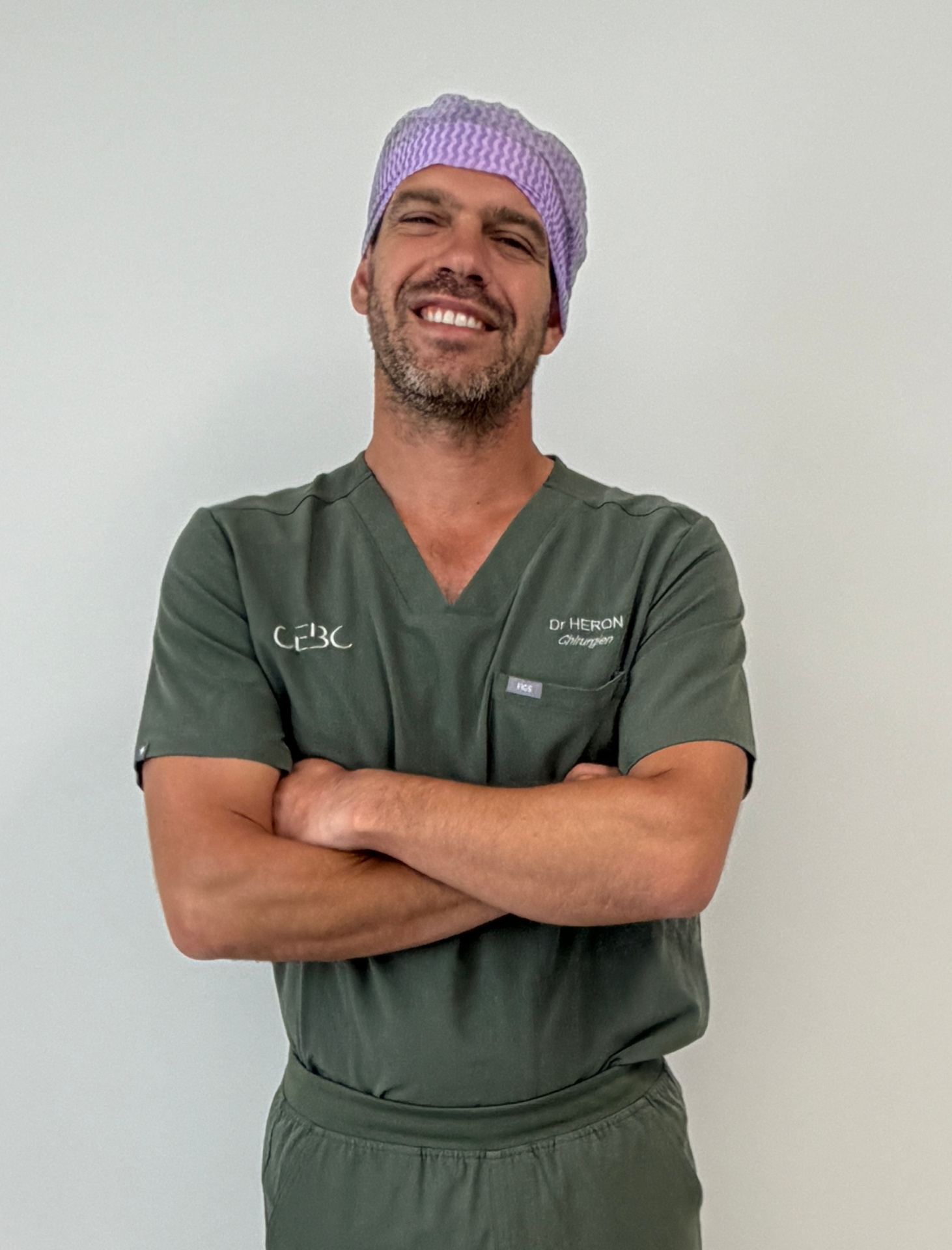 Portrait du Dr Antoine Heron en tenue de bloc opératoire